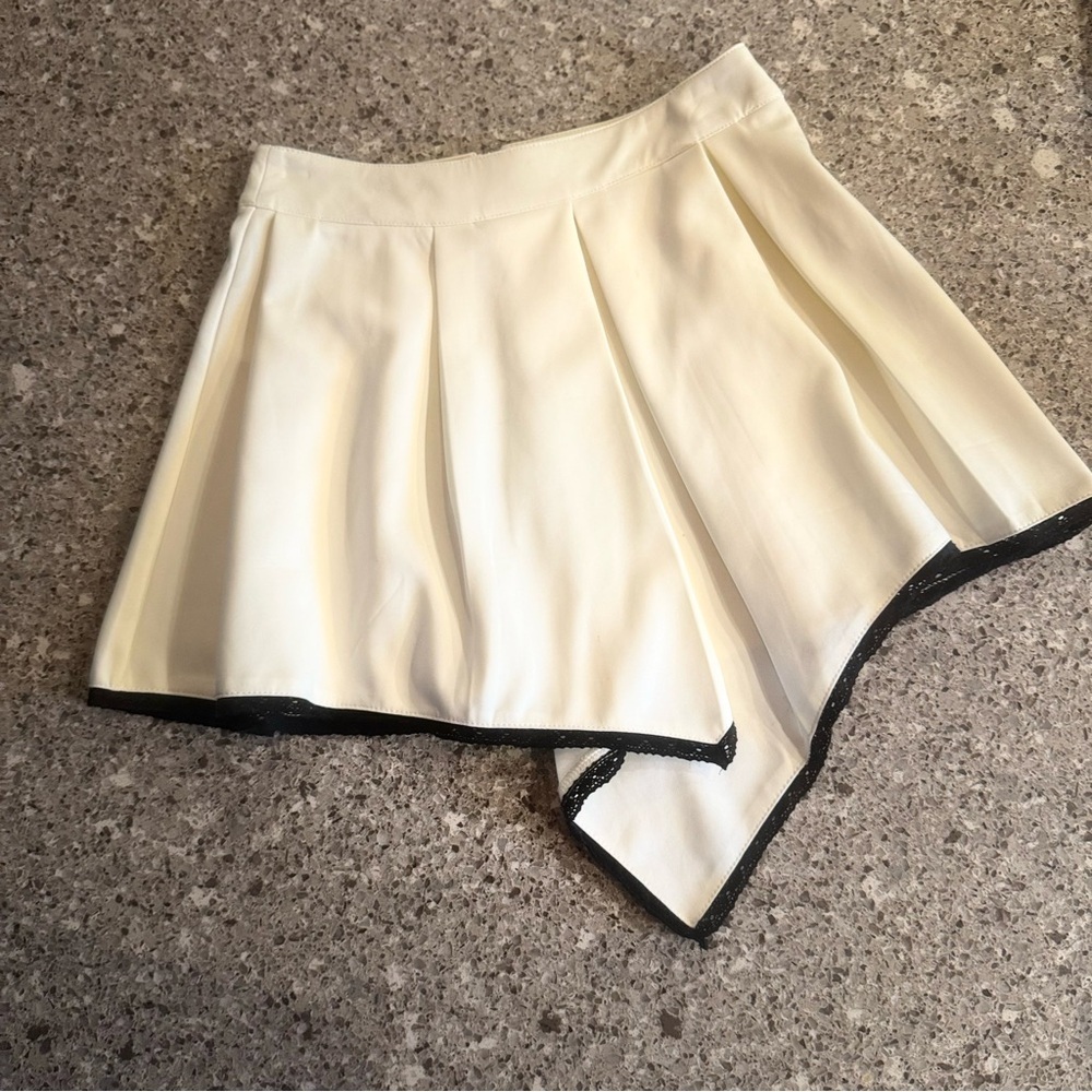 Vintage Rehab Off-White Pleated Skirt with Black Trim - Size Small ⭐🤍